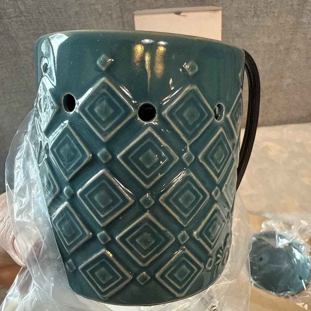 NEW‎ Scentsy HYDRO Mid-Size Wax Warmer Aqua Teal Diamond Embossed MSW-HYDR